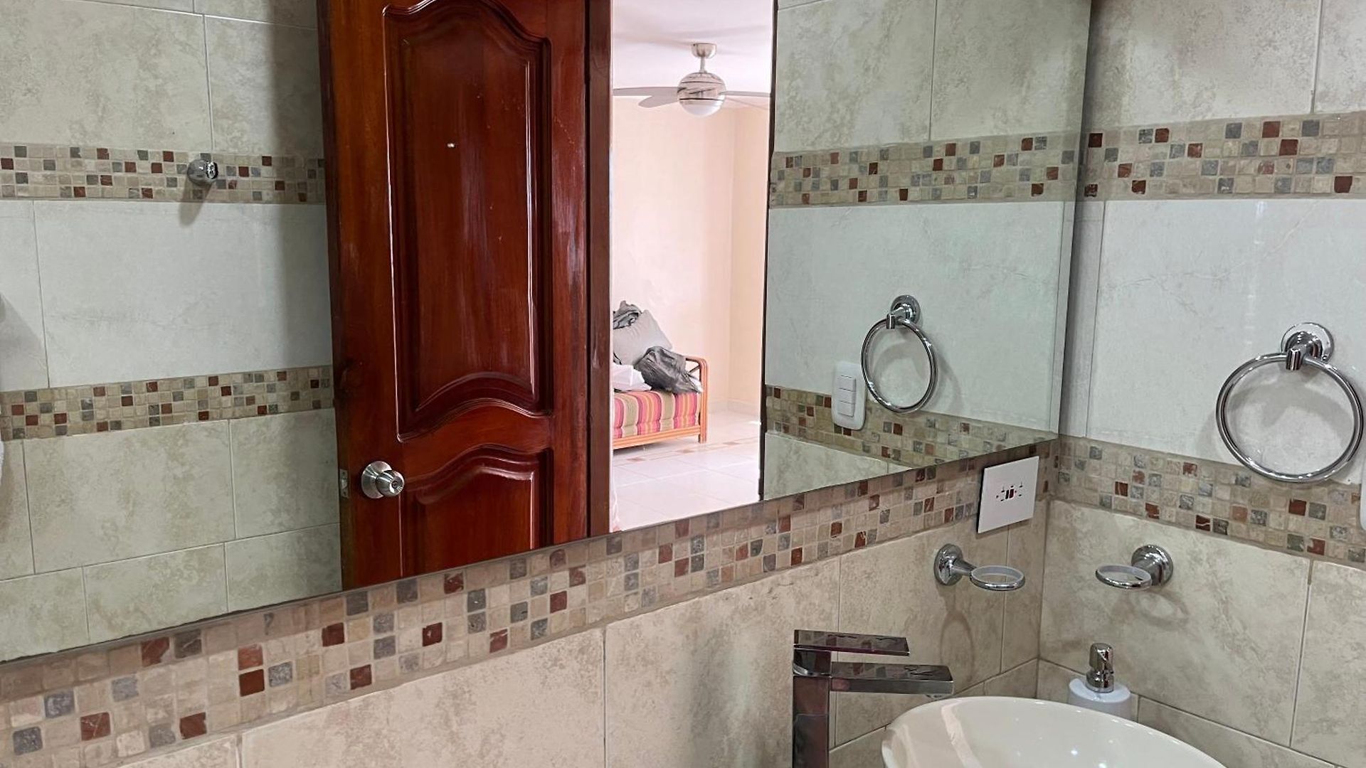 Cabrero, Cerca De La Ciudad Amurallada Y Playa *