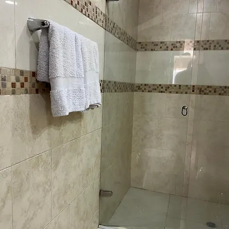 Cabrero, Cerca De La Ciudad Amurallada Y Playa *