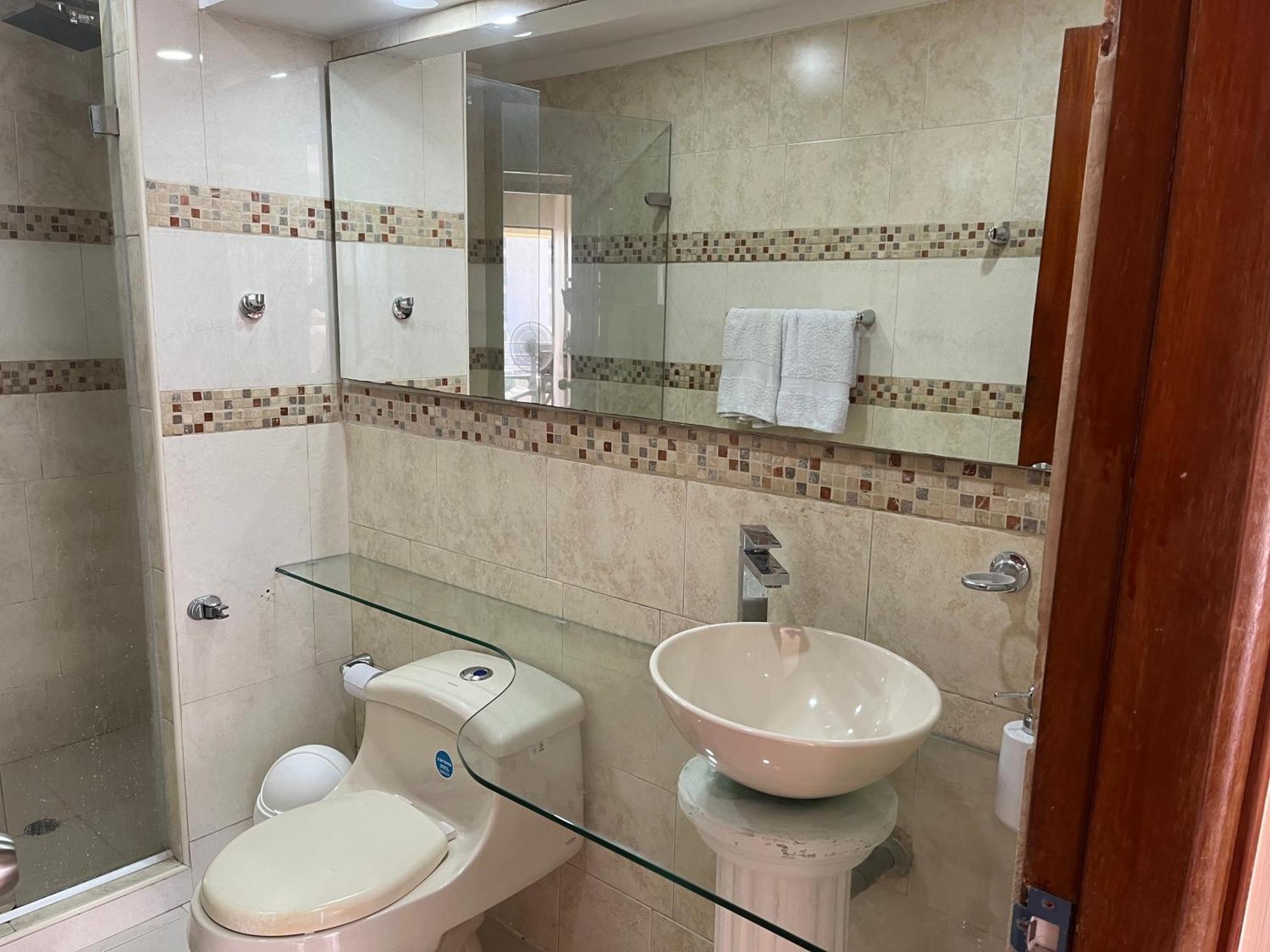 Cabrero, Cerca De La Ciudad Amurallada Y Playa