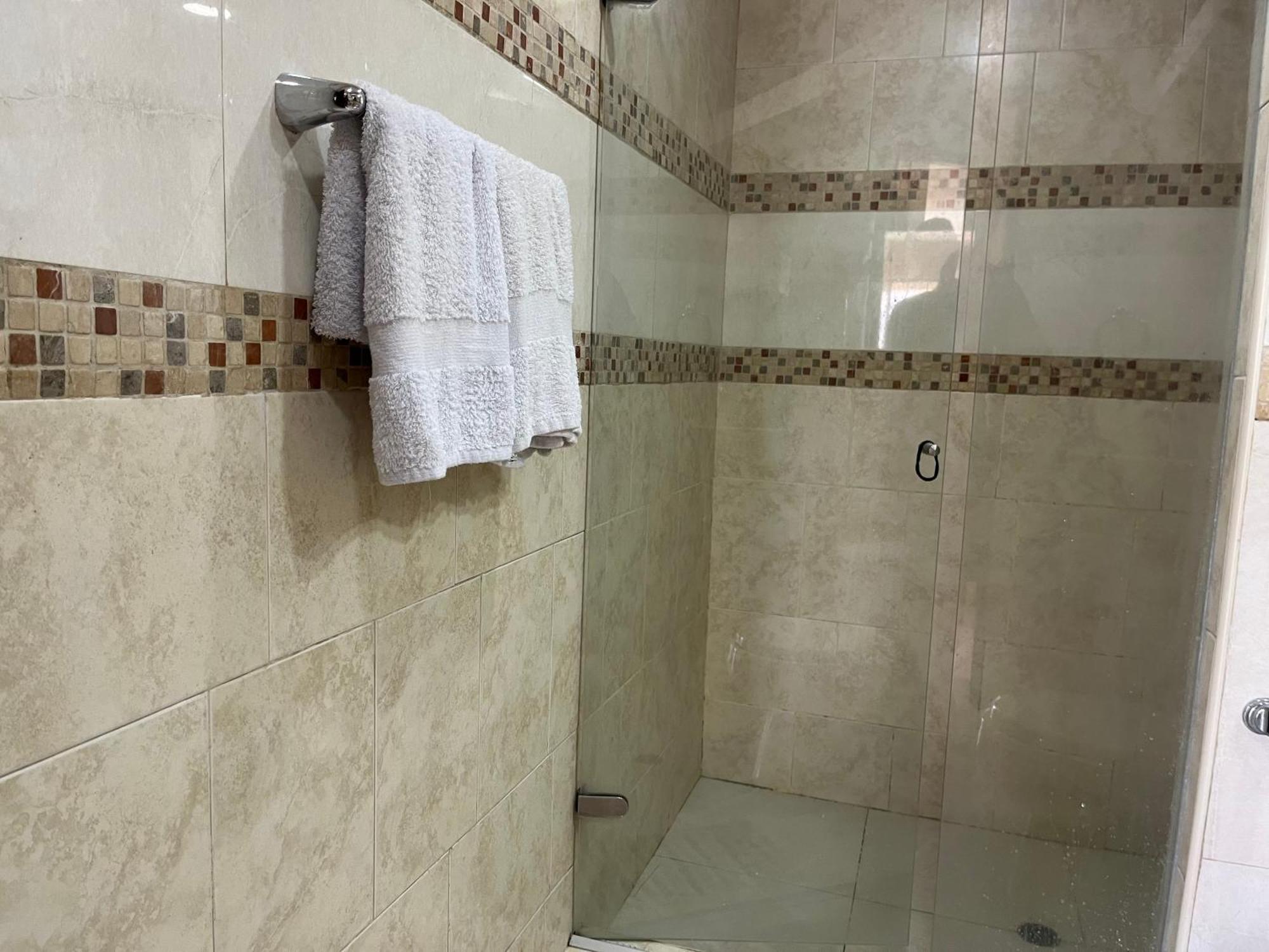 Cabrero, Cerca De La Ciudad Amurallada Y Playa *