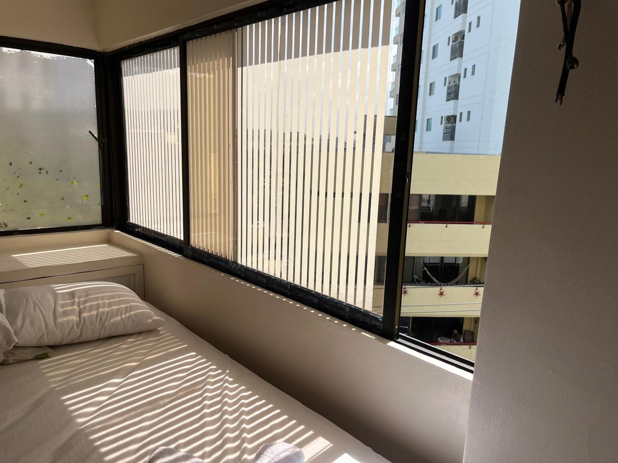 Cabrero, Cerca De La Ciudad Amurallada Y Playa