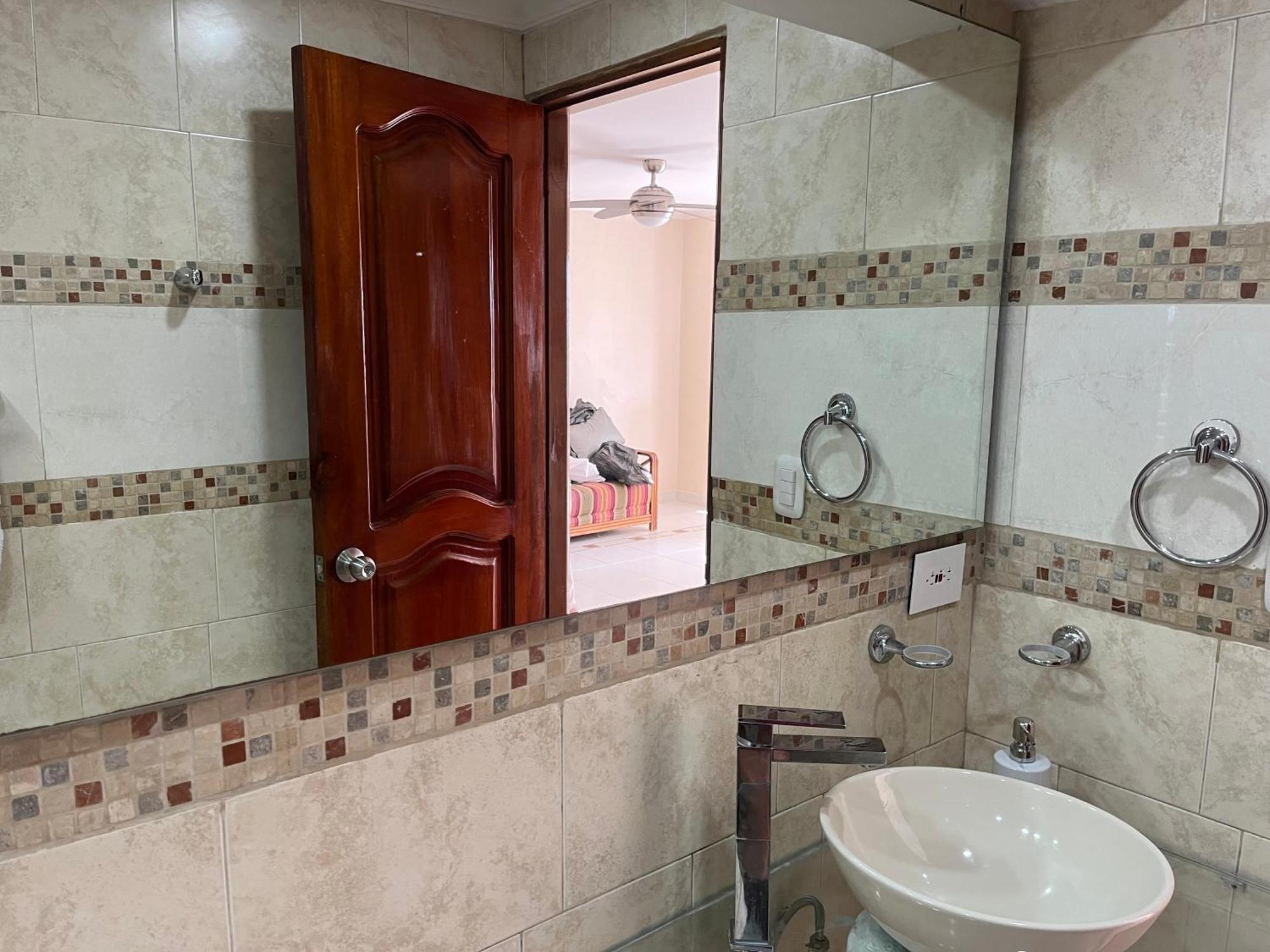 Cabrero, Cerca De La Ciudad Amurallada Y Playa *