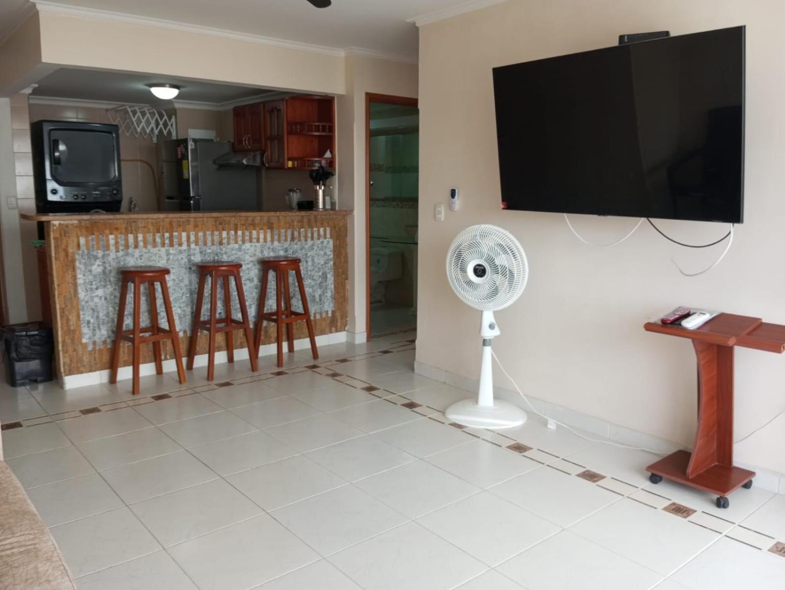 Cabrero, Cerca De La Ciudad Amurallada Y Playa